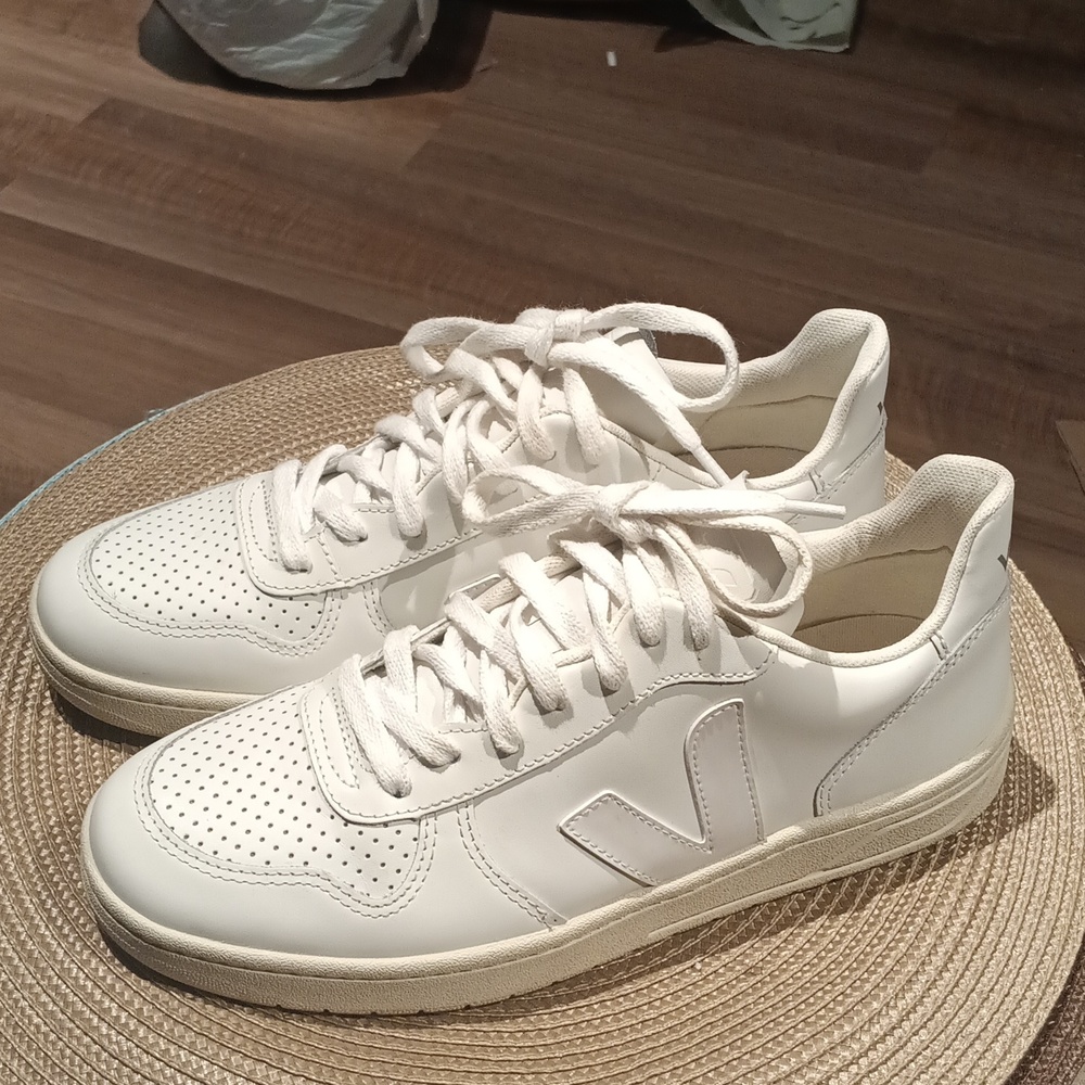 VEJA WOMENS SNEAKERS